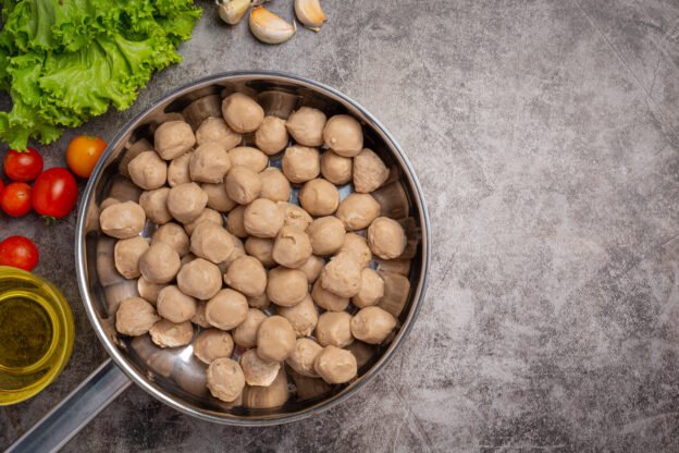 how much protein in 100 gm soya chunks